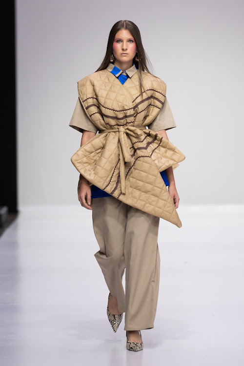 Layered looks with waistlines accentuated at Oyama Gonintebe.