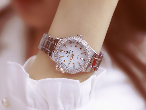 Title 5, High-end linked full diamond female watch. Expe...