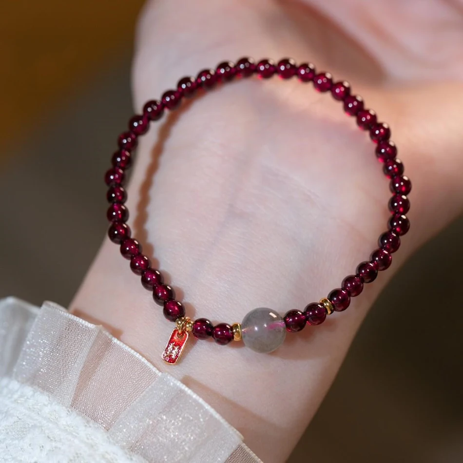 Collier de Grenat Naturel à Anneau Unique avec Accessoire Pavé, un Bijou Élégant et Raffiné. Parfait pour offrir ou compléter votre tenue.