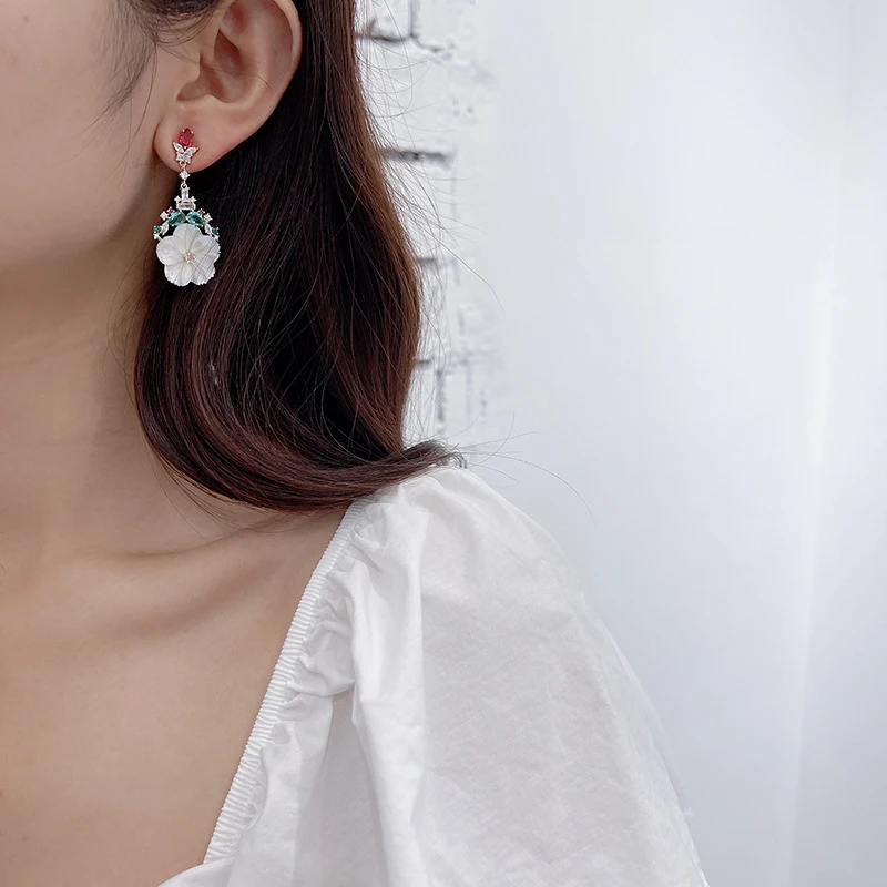 Boucles d'oreilles fleur en nacre naturelle, zircon couleur argent et aiguille, tempérament doux pour sublimer votre élégance.