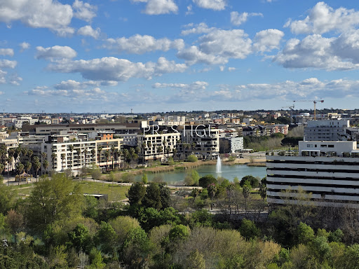 Aerial view city, lake, modern buildings - Buy this luxury apartment in Montpellier, 5 rooms, 4 bedrooms