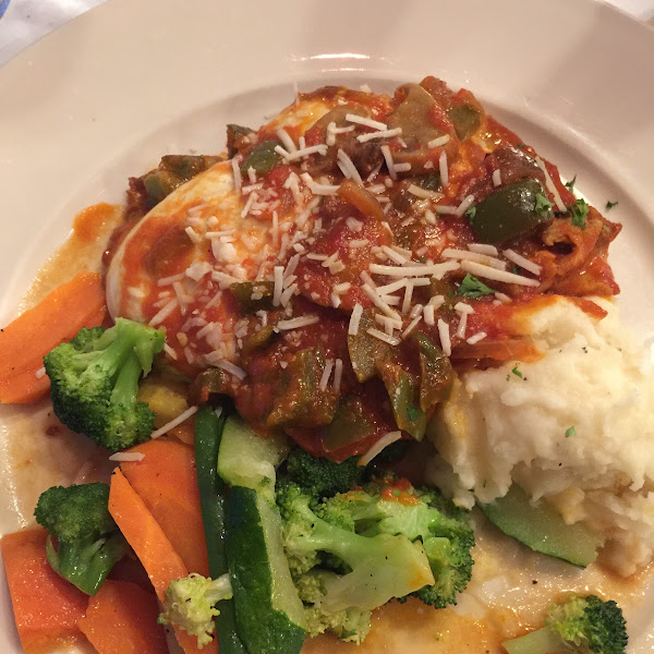 Veal Tuscano Dinner
Sautéed veal medallions with onions, peppers and mushrooms in a white wine marinara sauce. Served mashed potatoes and vegetables.