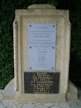 Photo : Monument érigé à la mémoire des memdres de l'équipage victimes du crash, évadés avec l'aide de la population locale 
Rappel des noms des victimes françaises fusillées déportées et mortes en déportation