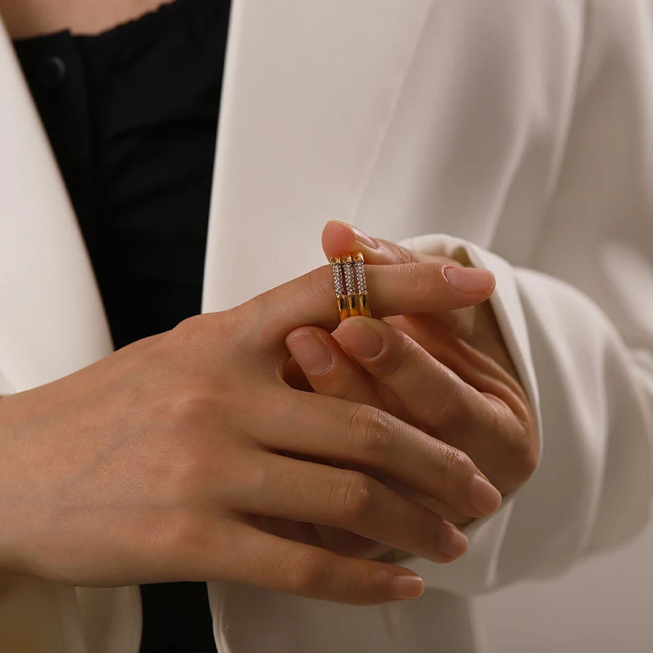 Serenity Gouden Ring — Een symbool van rust en verfijning. Draag de perfecte balans tussen elegantie en comfort, elke dag.