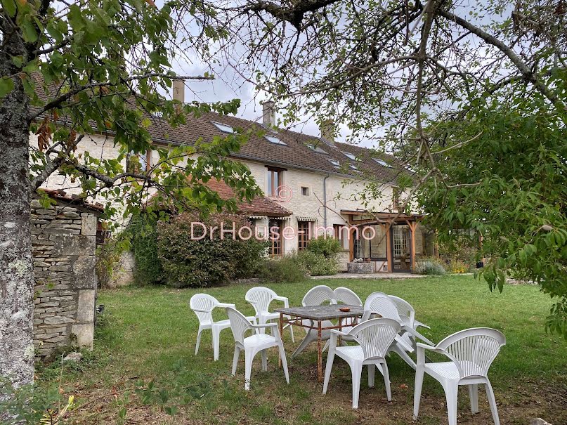 Vente maison 13 pièces 400 m² à Druyes-les-Belles-Fontaines (89560), 350 000 €