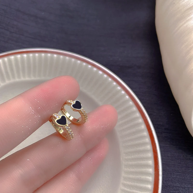 Kleine en eenvoudige metalen oorringen met parel en zirkonia, perfect voor een subtiele en elegante look, geschikt voor elke dag.