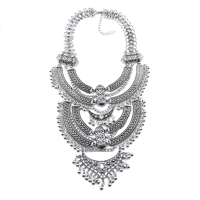 Pendente retrò esagerato, grandi marchi europei e americani, intagliato in argento. Un accessorio audace per un look vintage e di tendenza.