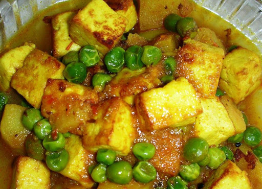 Matar Paneer (Cottage cheese with green peas)