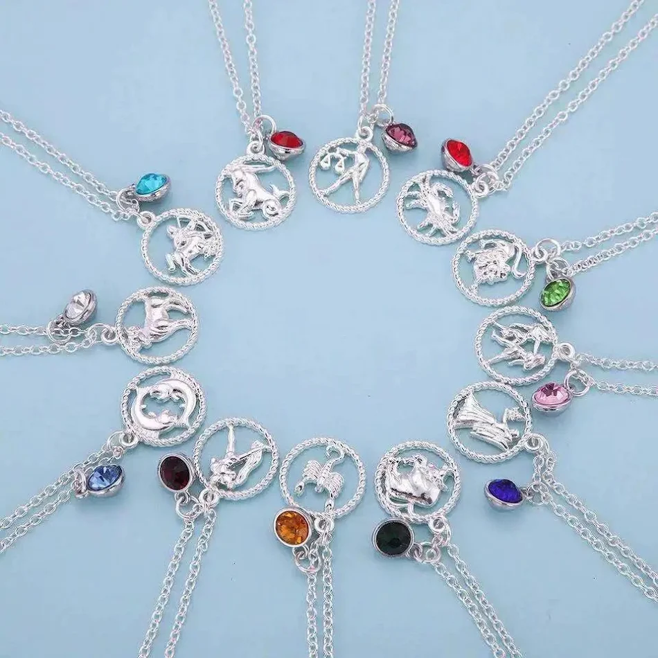 Colar com pingente de strass e pedras de nascimento dos doze signos do zodíaco. Uma joia simples, de liga leve, para combinar com tudo.