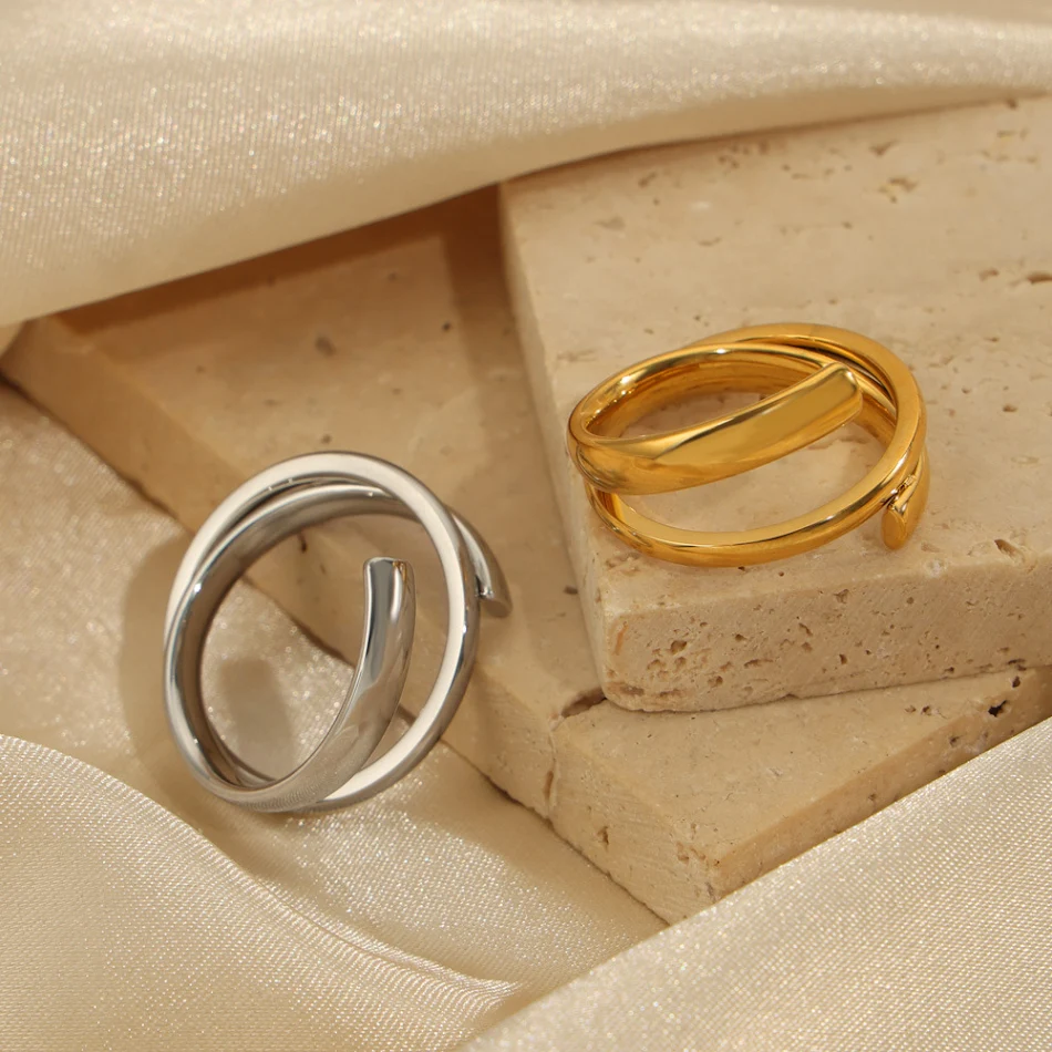 Goud vergulde ring met een eenvoudig design en een speciale uitstraling voor individuen. Laat je persoonlijkheid spreken met dit sieraad.