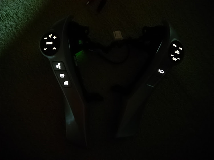 プリウスのLED打ち換え・30プリウス・DIY・LED点灯確認に関するカスタム事例の投稿画像2枚目