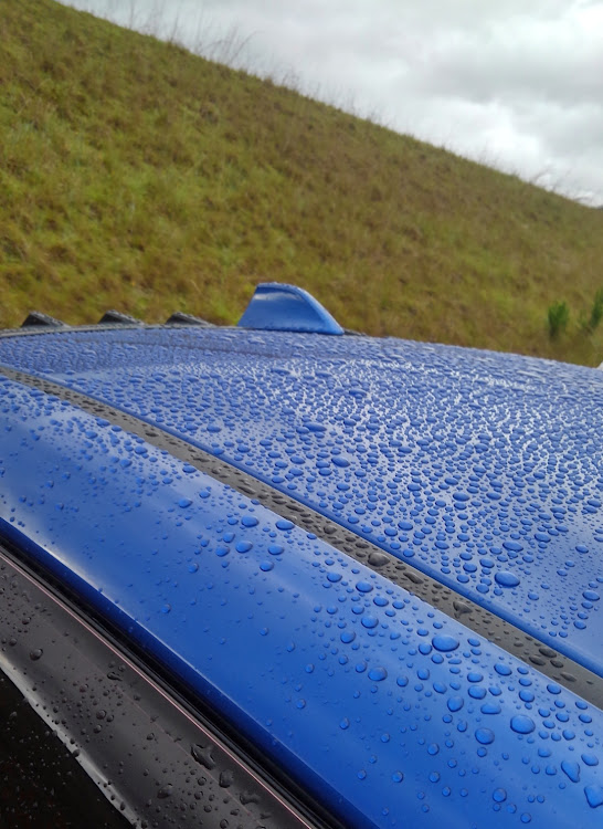 WRX STIの仕事おわりにパシャリ・雨水の弾き・水も滴るいいクルマ・斜め前に関するカスタム事例の投稿画像4枚目
