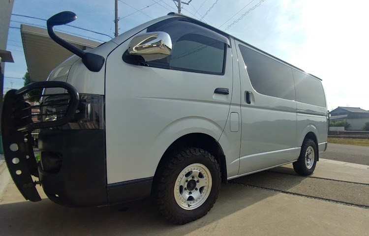 ハイエースバンのハイエース・アゲエース・4WD・タイヤ交換・ホイール交換に関するカスタム事例の投稿画像1枚目