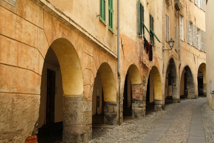 Salendo per i portici alla città alta di marmotta