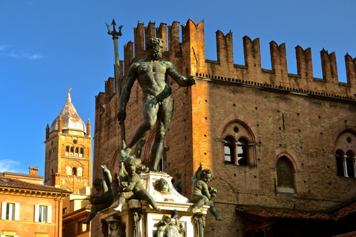 Bologna, un Gigante in piazza grande di giuseppedangelo