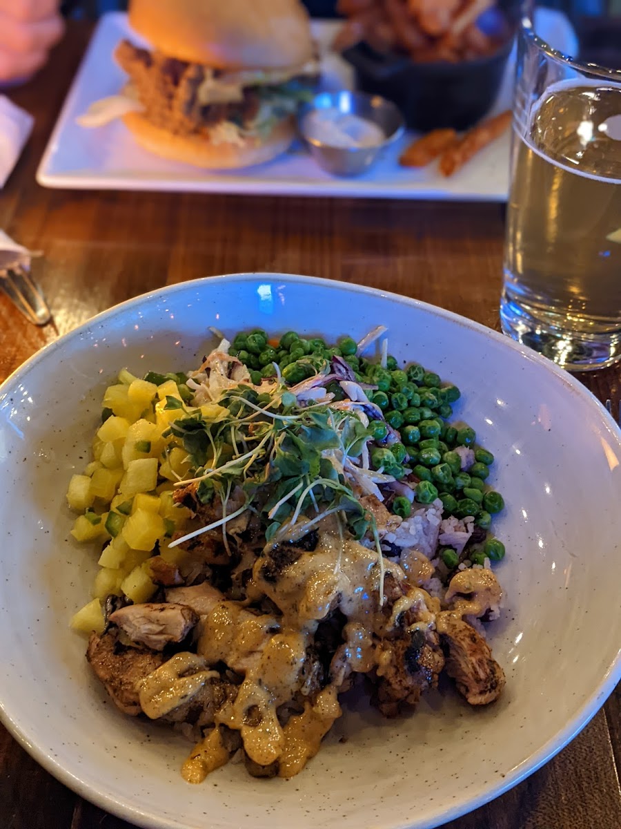 Jerk chicken rice bowl with Glutenberg blonde.