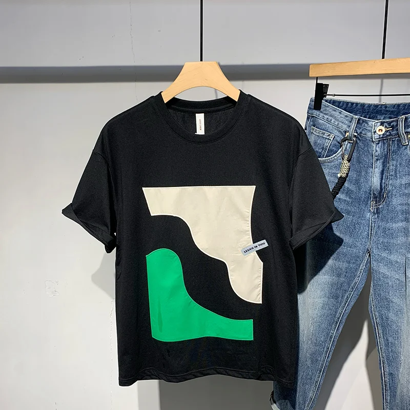 Camiseta Street Fashion con bloques de color, cuello redondo y manga corta, perfecta para un look moderno y casual.