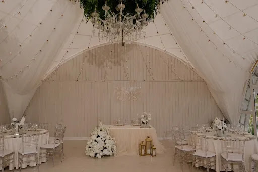 Шатер у озера