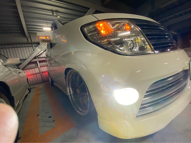 エルグランドの#E51・ホイール売ります・車高調売ります・エアサス欲しい・エルグランドに関するカスタム事例の投稿画像1枚目