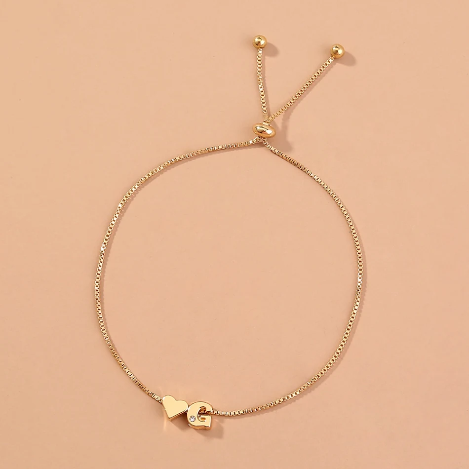 Bracelet chaîne simple doré, perles de cuivre et 26 lettres anglaises, un accessoire élégant et personnalisable pour tous les jours.