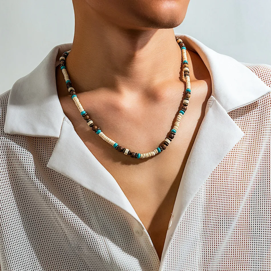 Collier bohème pour homme avec perles en bois et coutures, style ethnique, accessoire idéal pour un look décontracté et tendance, un bijou unique.