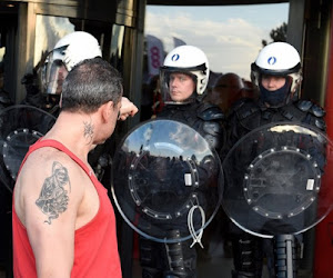 FOTO: Oproerpolitie beschermt Duchâtelet