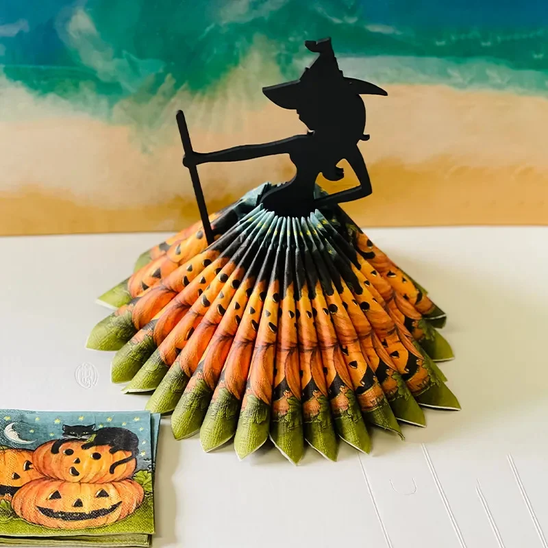 Porte-serviettes sorcière Halloween en bois, décoration cuisine restaurant, ajoute une touche festive et pratique.