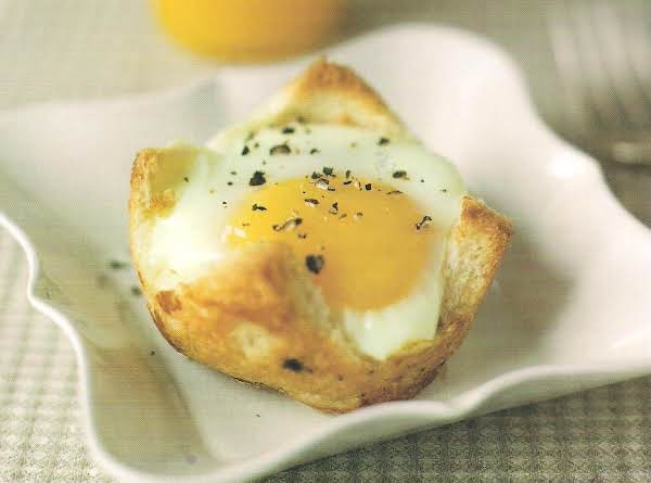 Baked Eggs in Maple Toast Cups_image