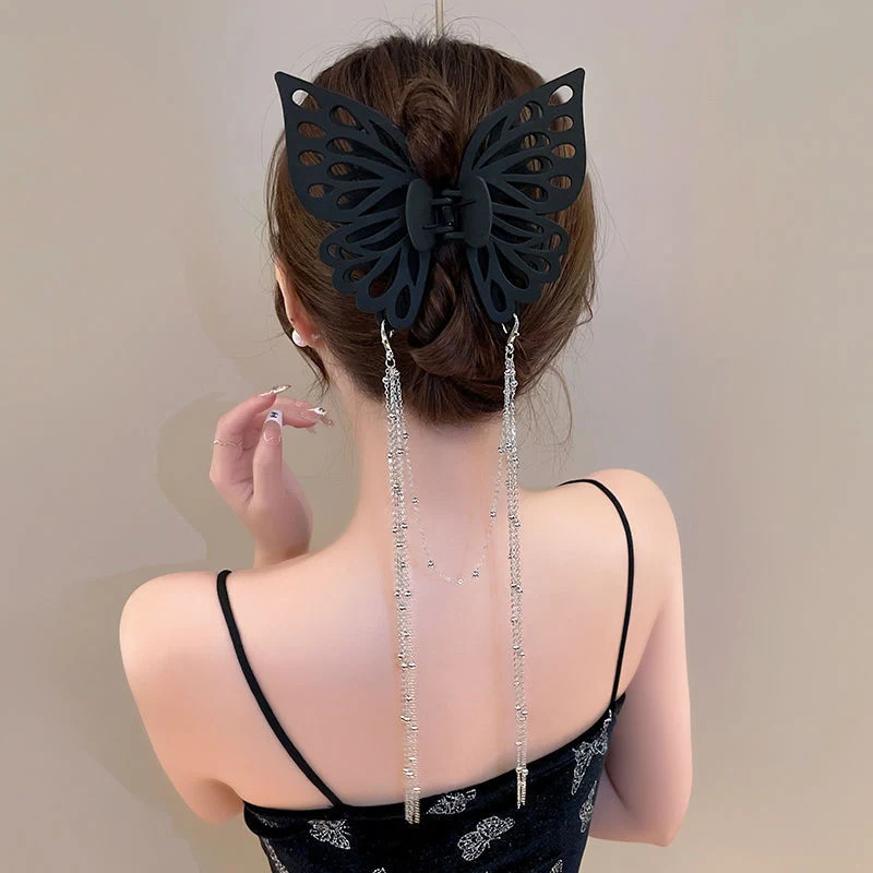 Clip de cheveux femme à demi-noué à l'arrière de la tête, facile à utiliser et élégant, pour maintenir vos cheveux avec style.