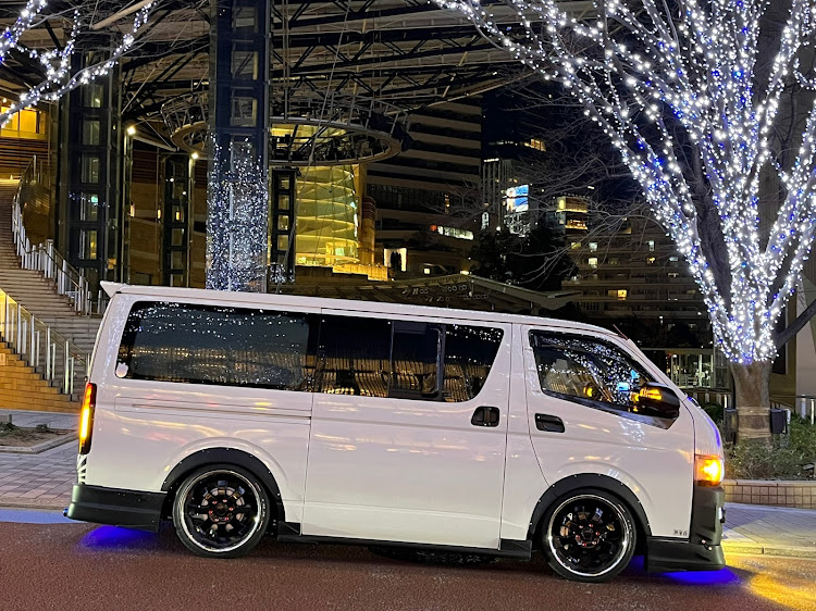 ハイエースバンのDIY・シャコタン風・季節外れのイルミネーション✨・六本木けやき坂に関するカスタム事例の投稿画像4枚目