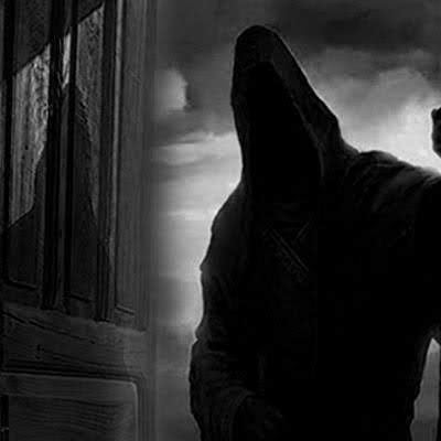 Brujo parado en la entrada de tu casa