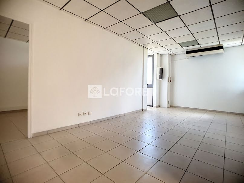 Location  locaux professionnels  70 m² à Le lamentin (97232), 1 400 €