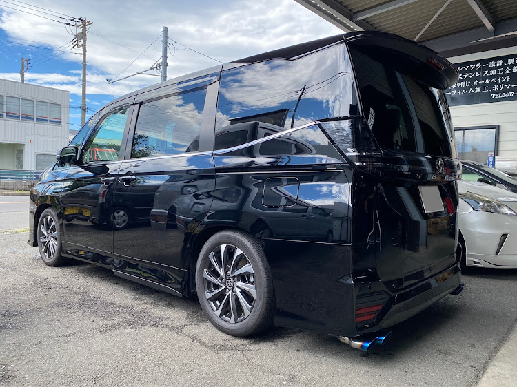 ヴォクシーのセンスブランド・90系ヴォクシー　ノア・車高調 BLITZ・新型ヴォクシー・ノア・ホイールSSRに関するカスタム事例の投稿画像1枚目