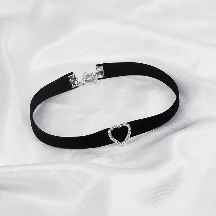 Collier Ras du Cou Géométrique avec Strass, un Accessoire Polyvalent pour Femme, Élégance Scintillante, Idéal pour Toutes les Occasions