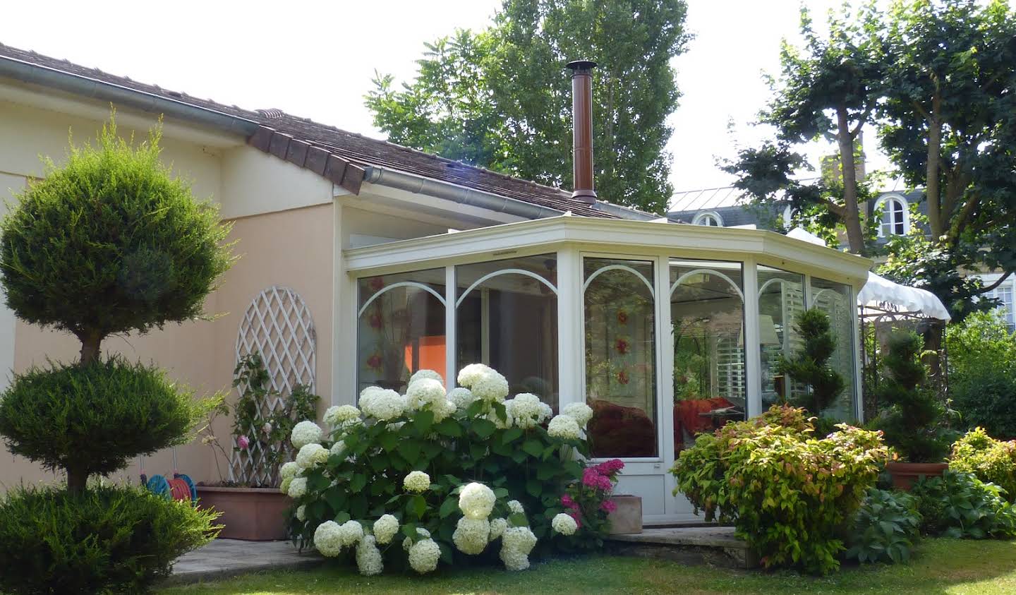 House with pool and garden Maisons-Laffitte