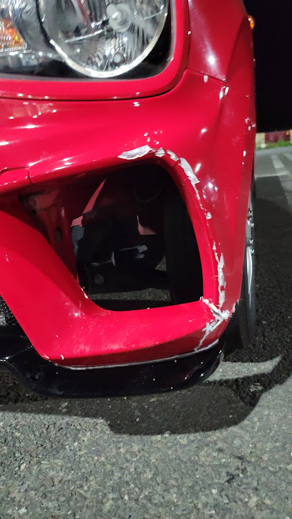 アルトのアルト・バンパー・壊れたら直せばいい・ドライブ・アライグマと衝突に関するカスタム事例の投稿画像2枚目