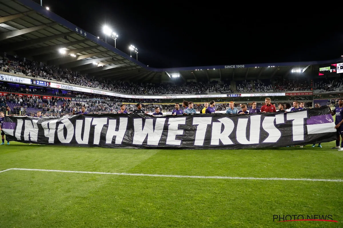 🎥 Anderlecht stelt zijn nieuwe shirts: "Un Mauve. C'est lui, elle, eux et nous"