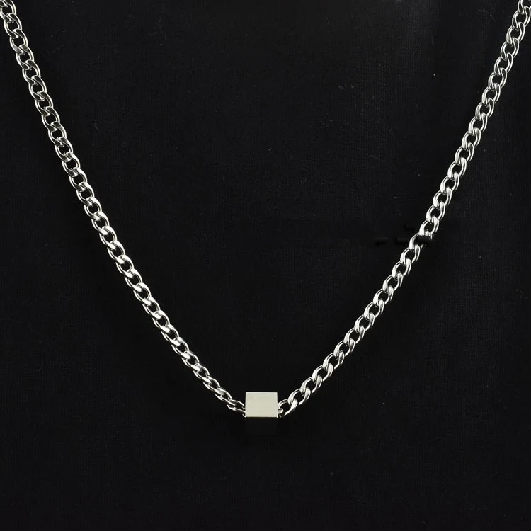 Stylowy naszyjnik z kostką ze stali nierdzewnej, modna biżuteria dla kobiet, minimalistyczny design, trwały i wodoodporny.