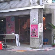 R9 Café 蜜糖吐司、鬆餅專賣店(中山本店)