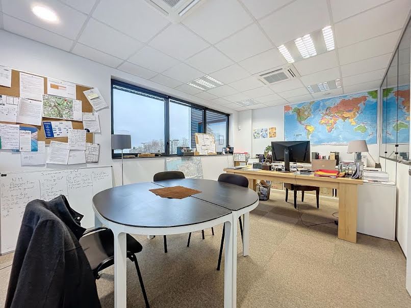 Location  locaux professionnels  107 m² à Cournon-d'Auvergne (63800), 1 880 €