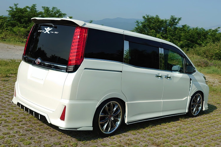 ヴォクシーの自分の車のレアパーツ・ローフォルムフェンダー・自作パーツ・DIYカスタムに関するカスタム事例の投稿画像3枚目