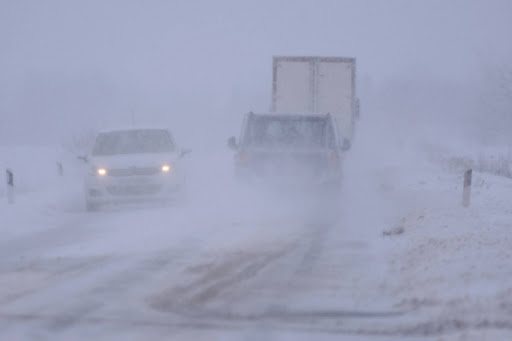 AMSS: Oprez u saobraćaju zbog magle, snega i klizavih kolovoza