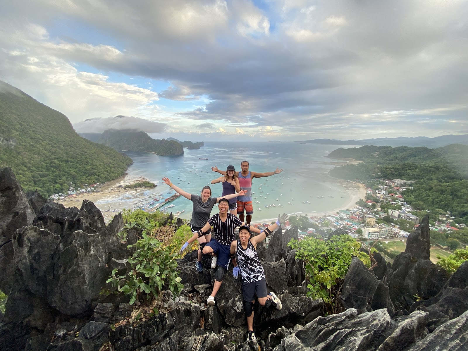 【菲律賓巴拉望】愛妮島自由行必挑戰！攀登 Taraw Cliff 將市區美景海景一網打盡！一次告訴你瘋狂的攻頂攻略｜三八旅客