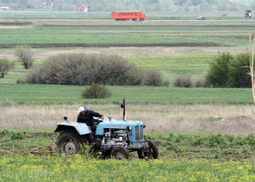 Poljoprivrednicima kod Arandjelovca dodeljeni besplatni zaštitni ramovi za traktore