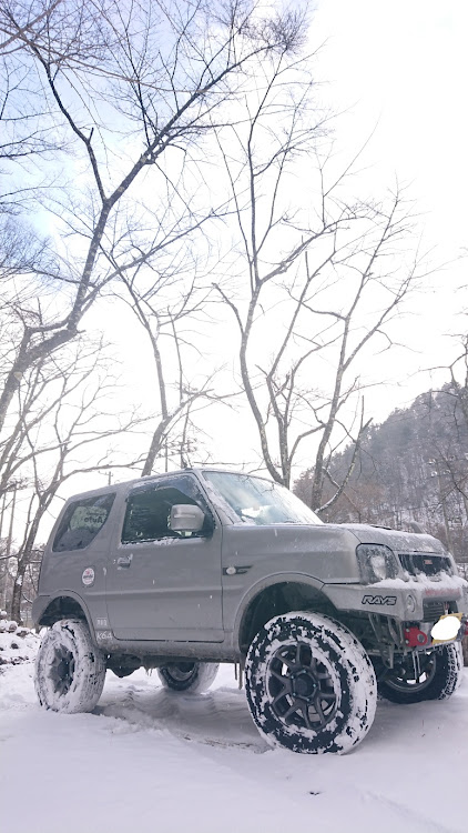 ジムニーの雪だあぁぁぁぁ・遊びすぎた・雪と氷のオーバーフェンダー・軽めのスノーアタック・ここぞとばかりに写真とるwに関するカスタム事例の投稿画像2枚目