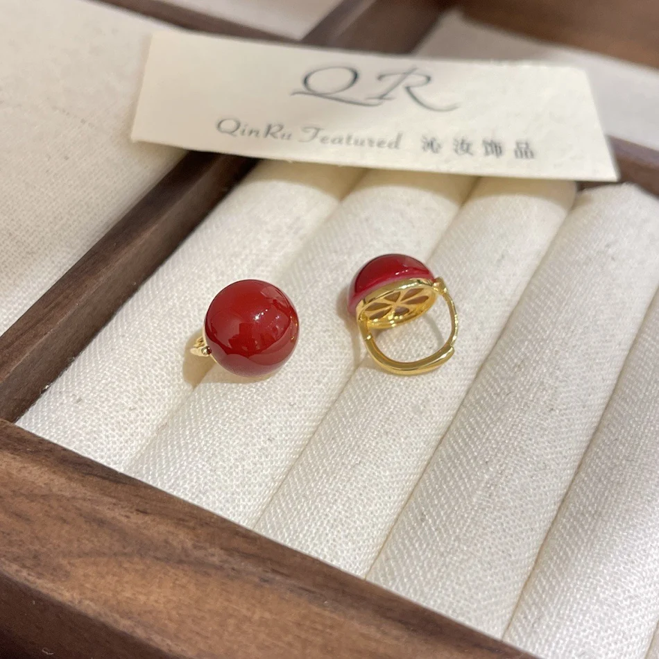 Boucles d'oreilles clip perle ronde douce simples et compactes, pour un look élégant et discret. Confort et style au quotidien.