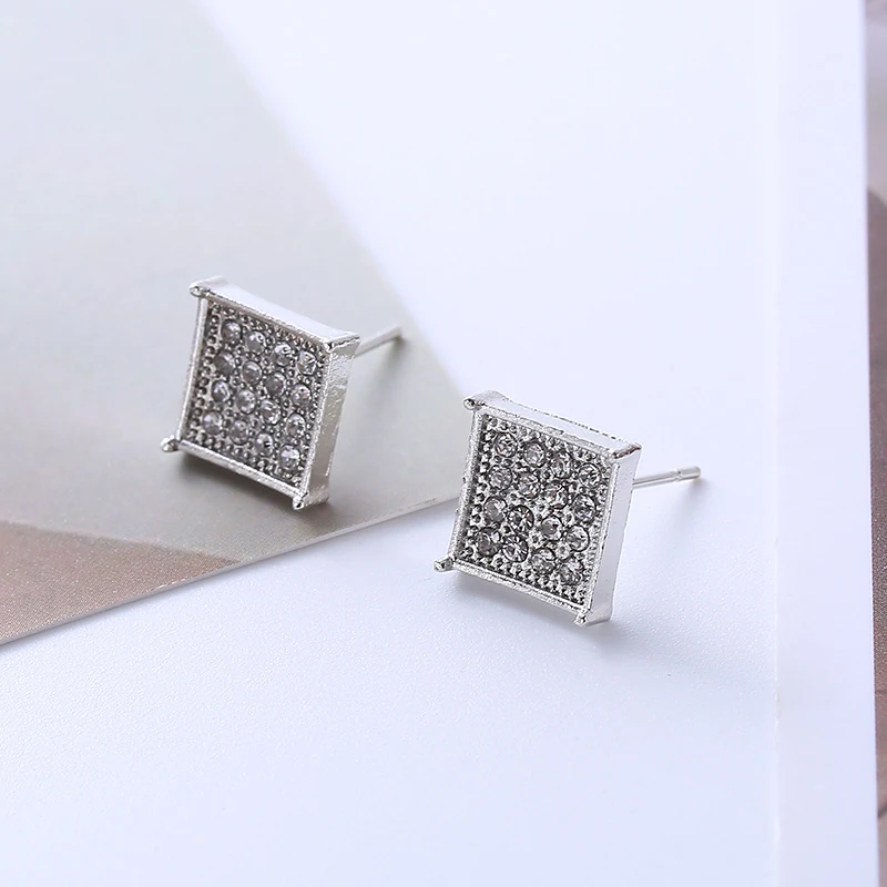 Nouveaux petits clous d'oreilles en acier titane, simples, rétro, minoritaires, légers, luxueux et avec tempérament pour femmes.