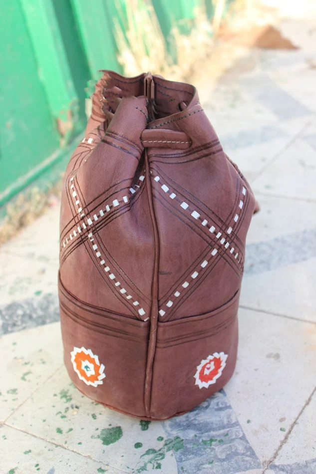 Bolsa Bucket de Pele de Ovelha Feita à Mão Estilo Retrô Ombro Único Crossbody Étnico Ideal para Uso Diário e Ocasiões Especiais.