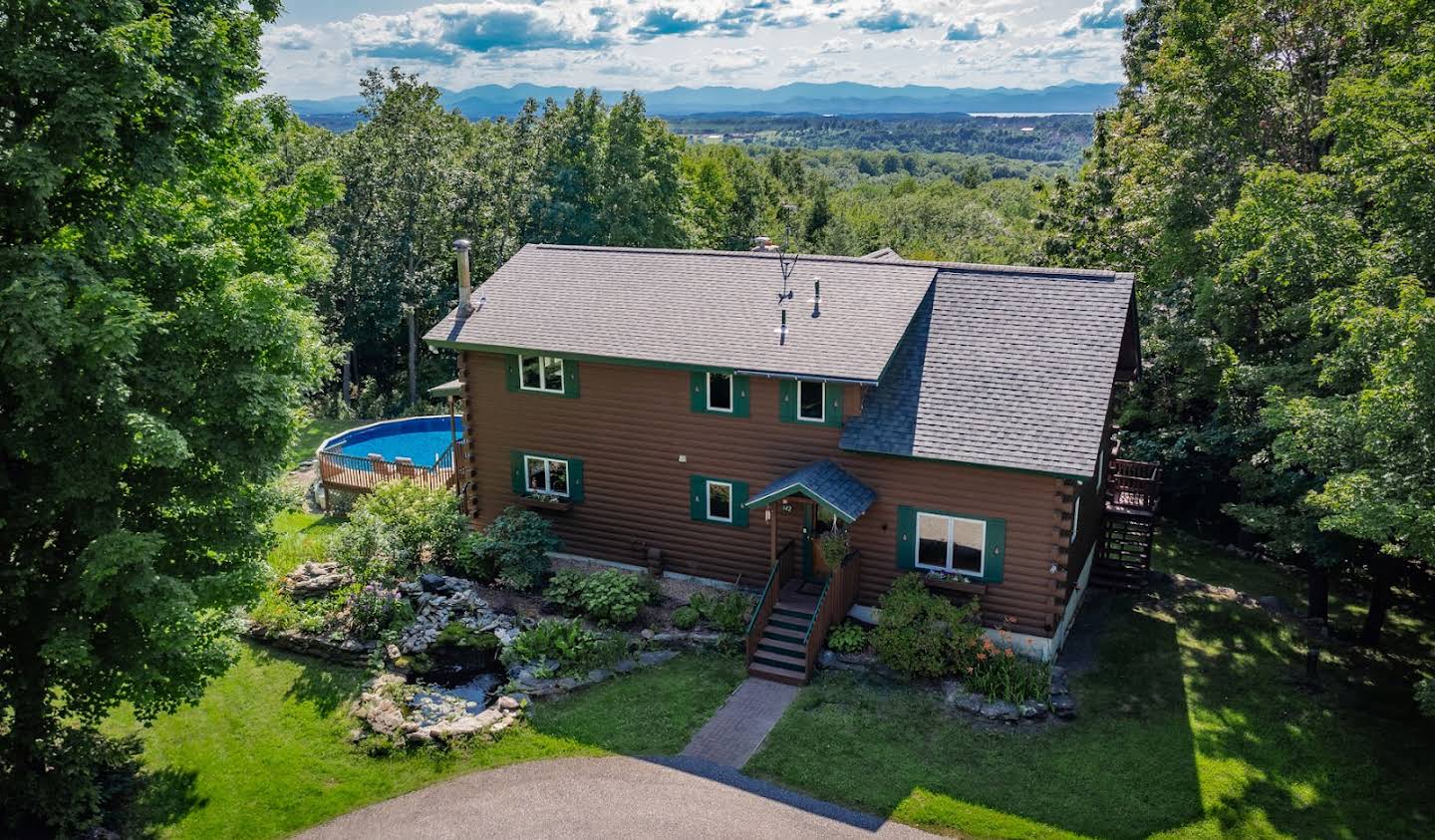 House with pool and garden Williston