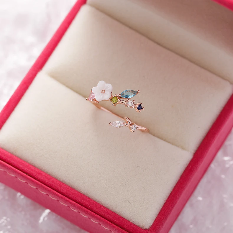 Title 3, Kristal zirkonia bloemenring met microzetting. ...